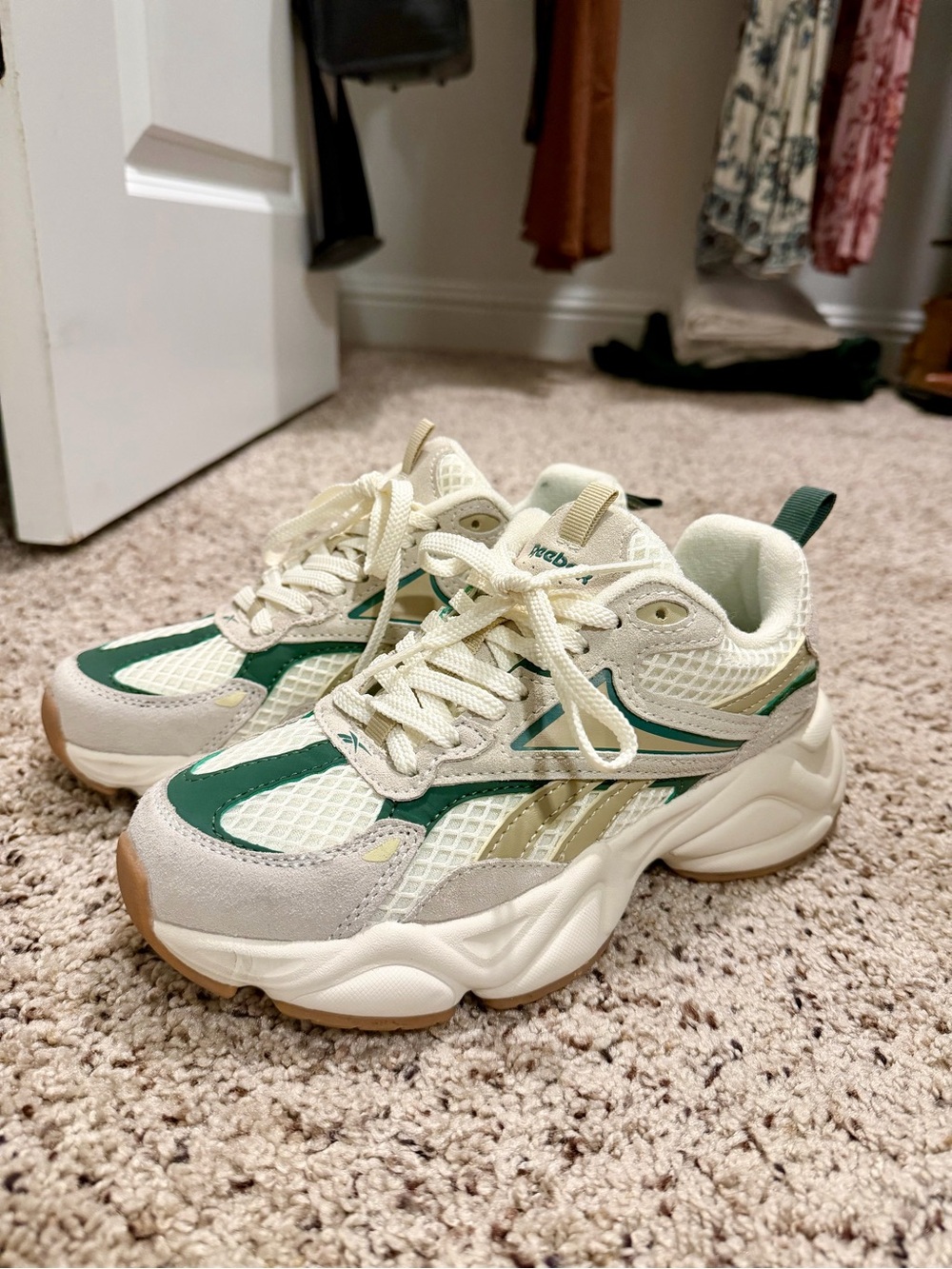 Reebok Chunky Retro Sneakers Tan Green Gum Sole Women’s 7.5